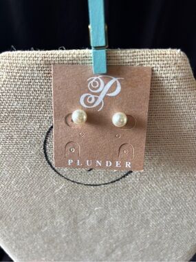 Plunder Pearl Stud Earrings double sided- Cream/Off-White